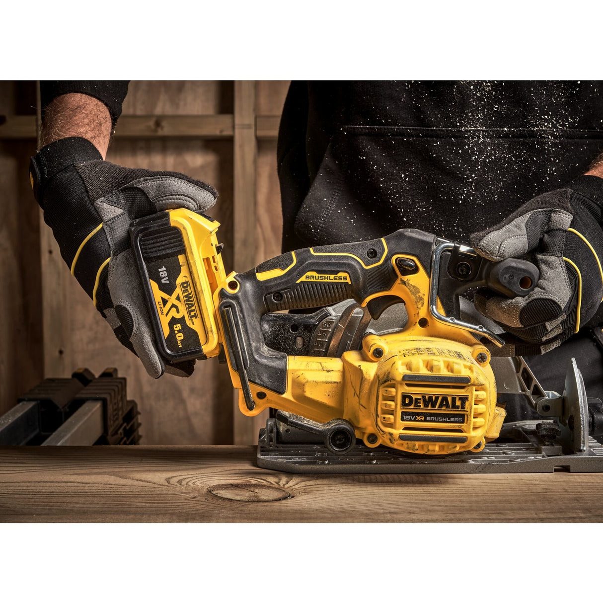 EAN 5035048739969 - DeWALT DCS565N-XJ sierra circular portátil 2400 W imagen 9
