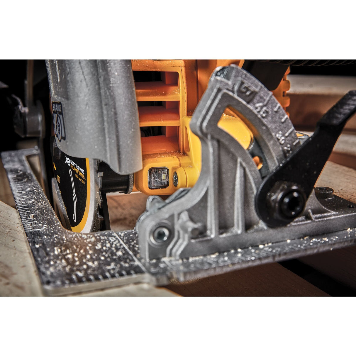 EAN 5035048739532 - DeWALT DCS573NT-XJ sierra circular portátil imagen 13