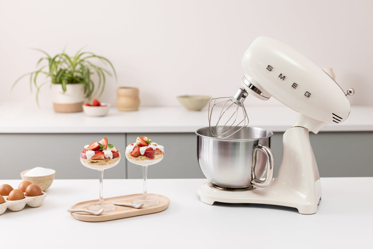 EAN 8017709353759 - Smeg SMF05CREU batidora Batidora de varillas 1000 W Crema de color imagen 13