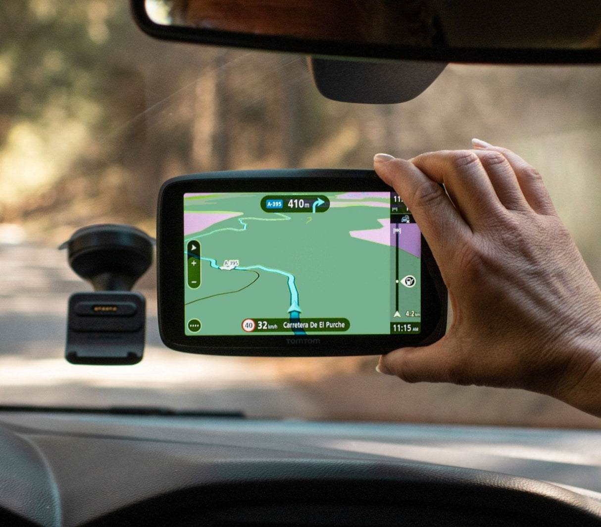 EAN 0636926106948 - TomTom GO Navigator navegador Portátil/Fijo 15,2 cm (6") Pantalla táctil Negro imagen 2