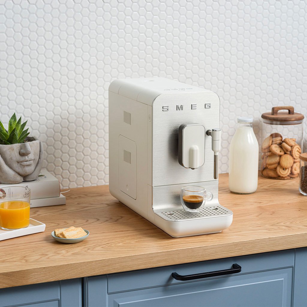 EAN 8017709334932 - Smeg BCC12WHMEU cafetera eléctrica Máquina espresso 1,4 L imagen 37