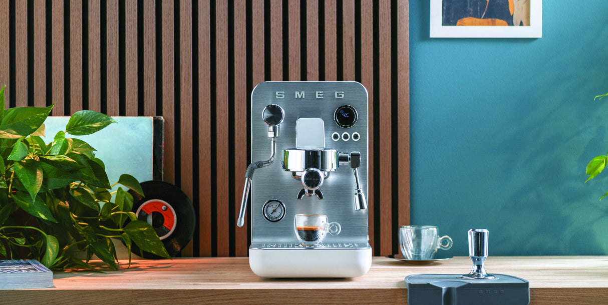 EAN 8017709347017 - Smeg EMC02WHMEU cafetera eléctrica Manual Máquina espresso 1,7 L imagen 30