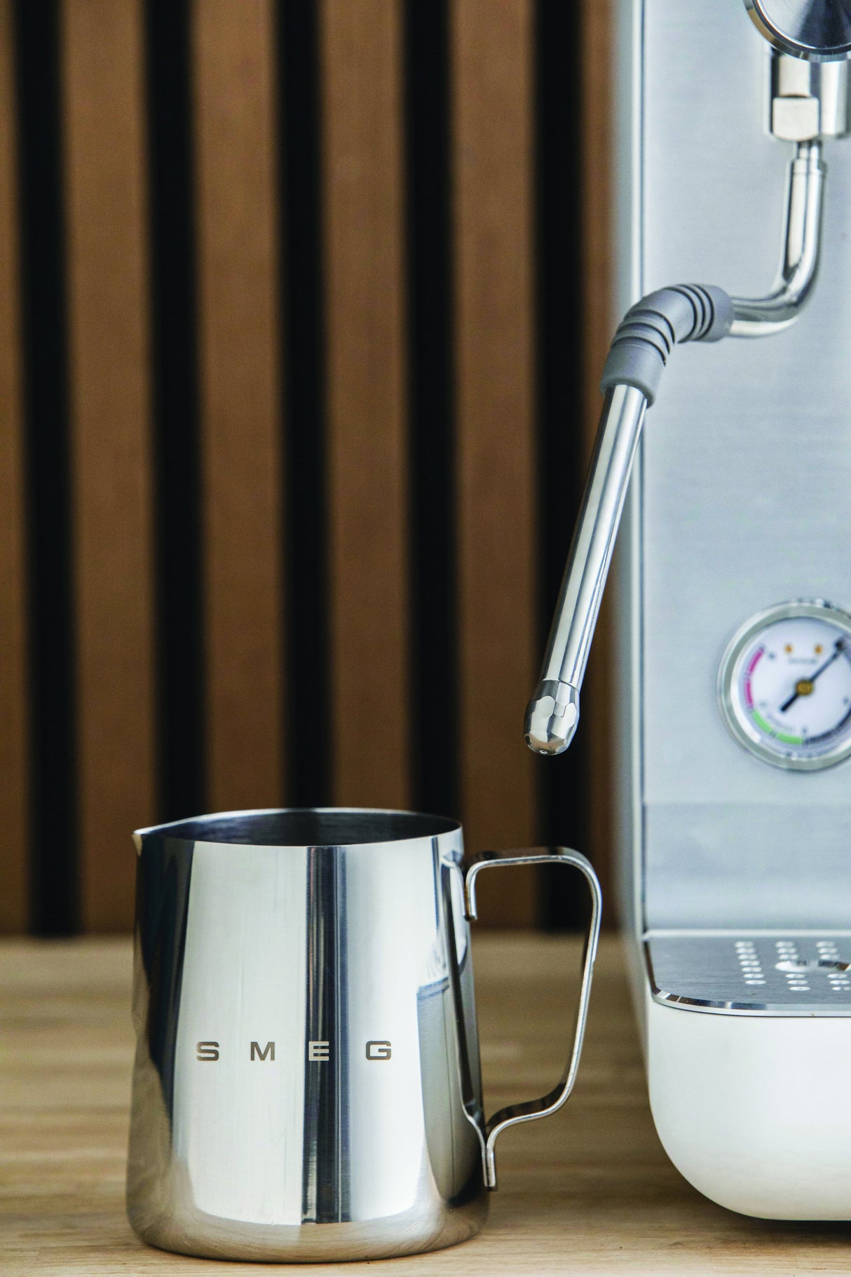 EAN 8017709347017 - Smeg EMC02WHMEU cafetera eléctrica Manual Máquina espresso 1,7 L imagen 38