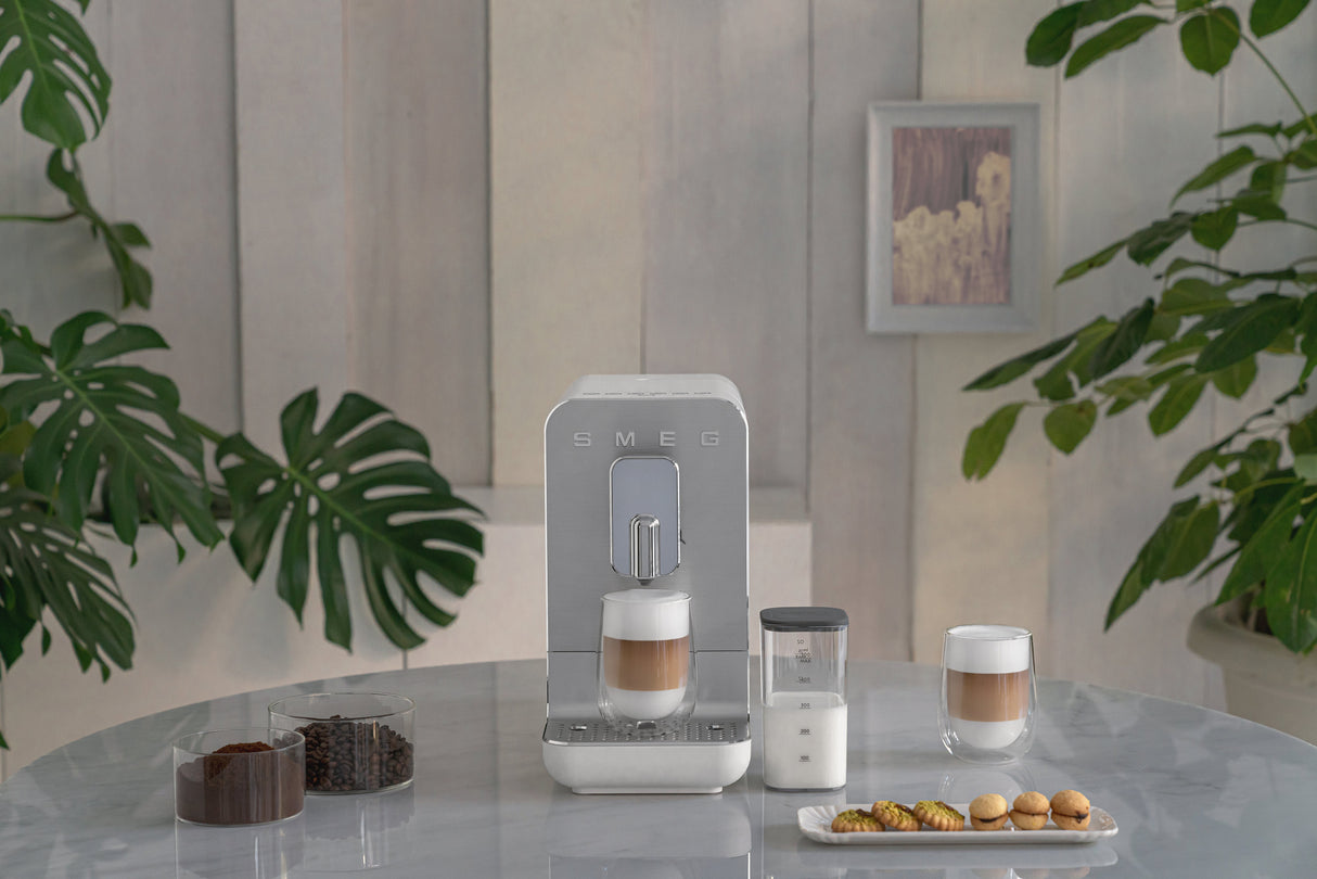 EAN 8017709335052 - Smeg BCC13WHMEU cafetera eléctrica Totalmente automática Máquina espresso 1,4 L imagen 34