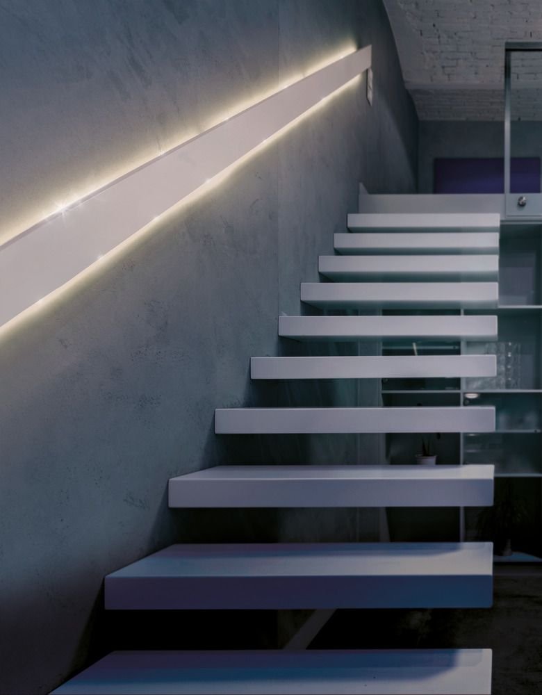 Ansmann 1600-0436 Tira De Led De 2 M Con Sensor Crepuscular Y De Movimiento Pir, Iluminación De Armario Led, Incluidas 4 Pilas Aaa