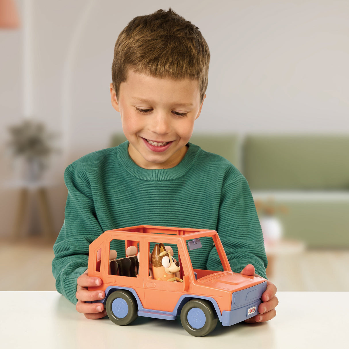 EAN 0630996176610 - Moose Toys Bluey - Heeler Familienausflug 4WD Familienauto imagen 5