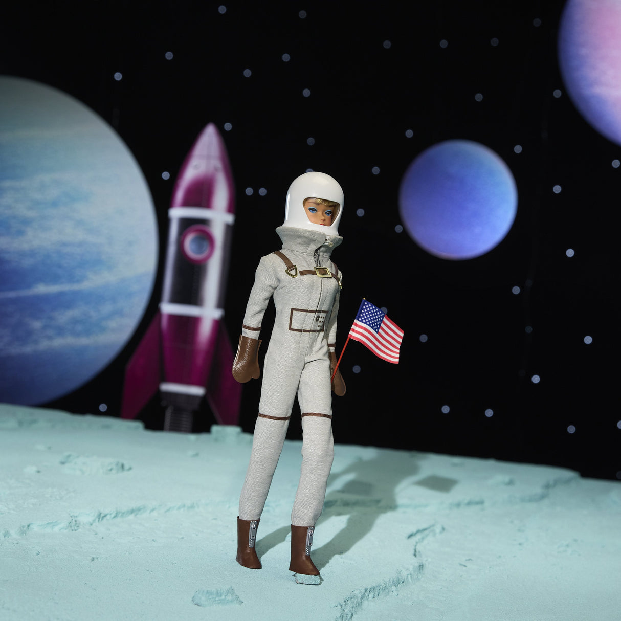 Barbie Barbie Signature Miss Astronaut Collection Doll Con Traje De Color Plateado, Botas De Habitación Y Accesorios De Casco Jbj48