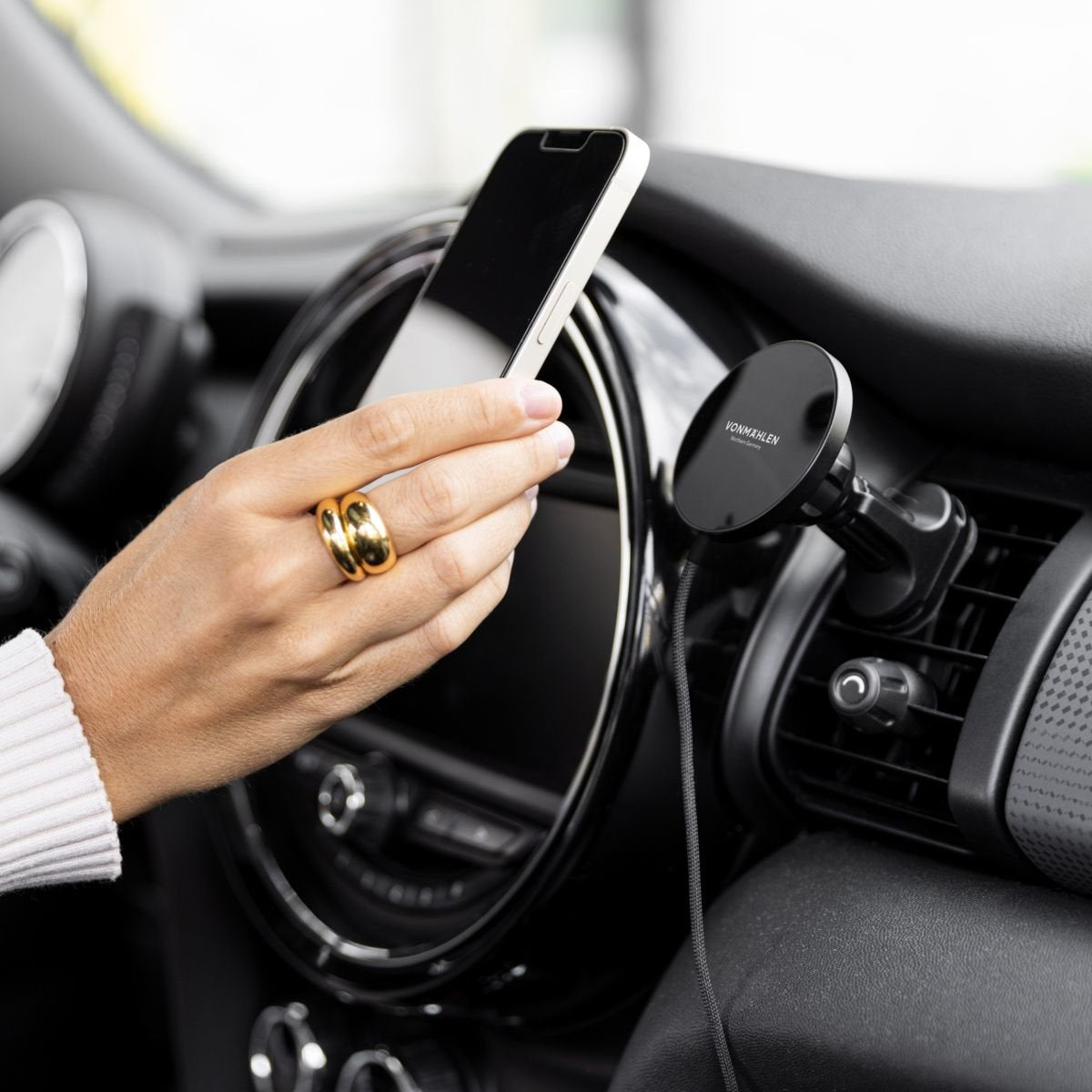 EAN 4255591500880 - Vonmählen Aura Car Smartphone Blanco USB Cargador inalámbrico Carga rápida Auto imagen 2