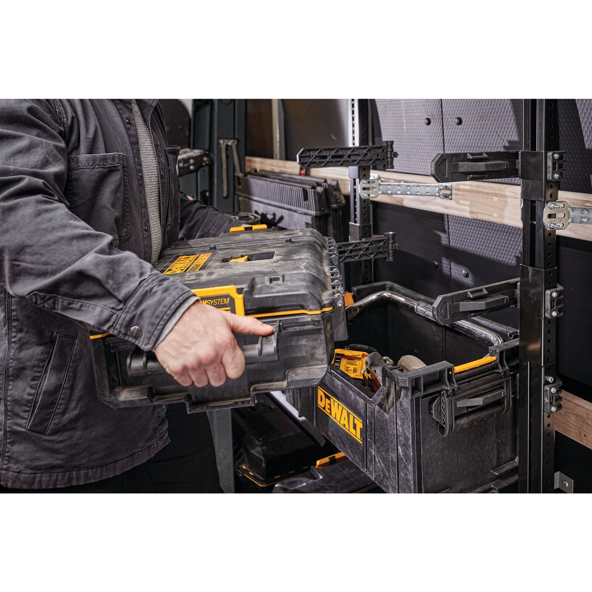 EAN 3253561832932 - DeWALT DWST83293-1 caja de herramientas imagen 7