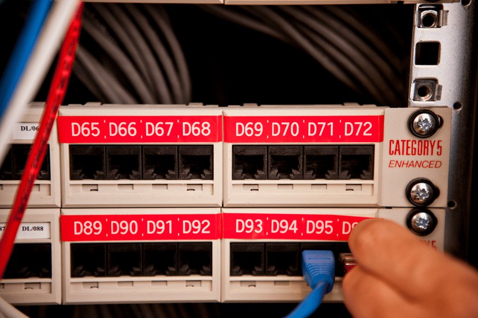 EAN 4977766686297 - Brother TZE-435 cinta para impresora de etiquetas Blanco sobre rojo imagen 2