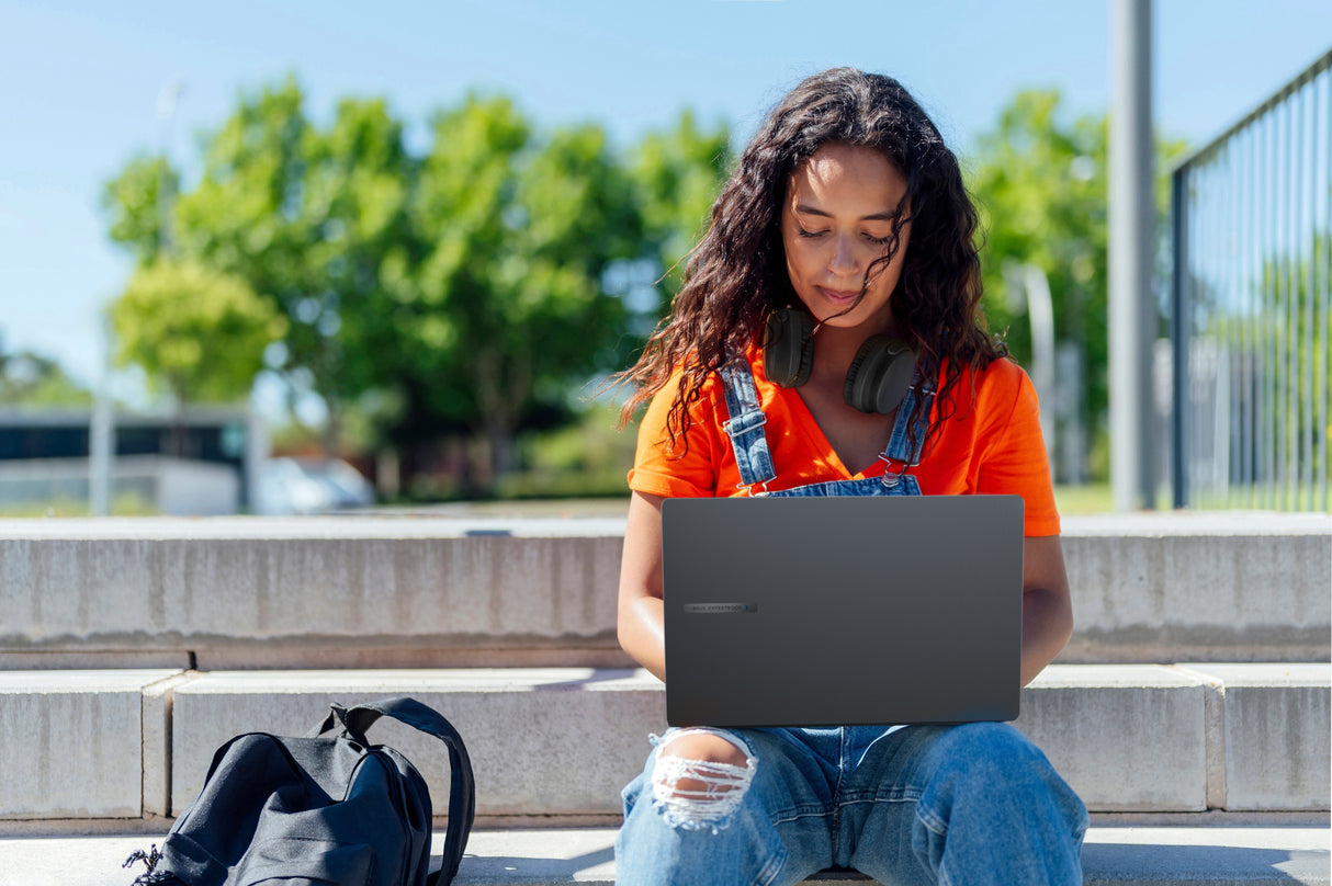 Expertbook B1 - 15.6 Inch - Intel Core I5-1335u - 8 Gb - 256 Gb - Windows 11 Pro - Qwerty - Black/Grey