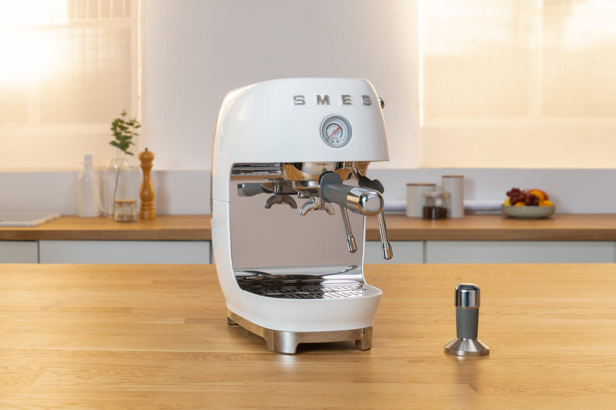EAN 8017709349424 - Smeg ECF03WHEU cafetera eléctrica Semi-automática Máquina espresso 1,4 L imagen 23
