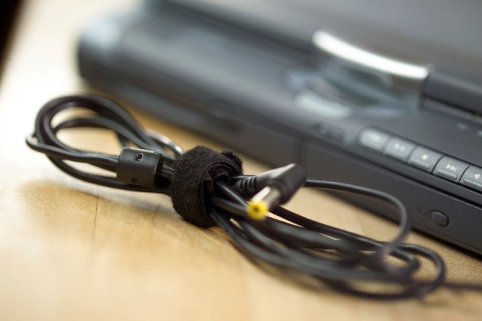 Tesa Organizador De Cables On & Off, 5m X 10mm, Negro