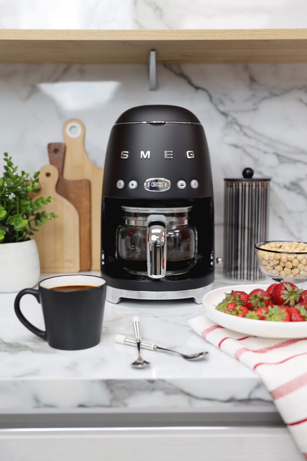 EAN 8017709329419 - Smeg DCF02BLMEU cafetera eléctrica Totalmente automática Cafetera de filtro 1,4 L imagen 7
