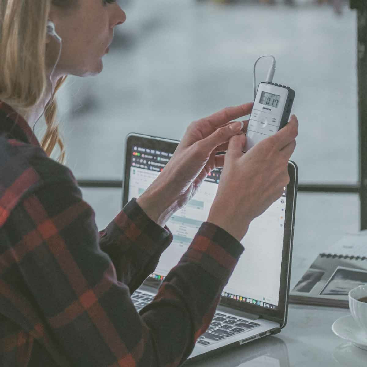 Sangean Dt-140 Blanco Radio De Bolsillo Fm Am Batería Recargable