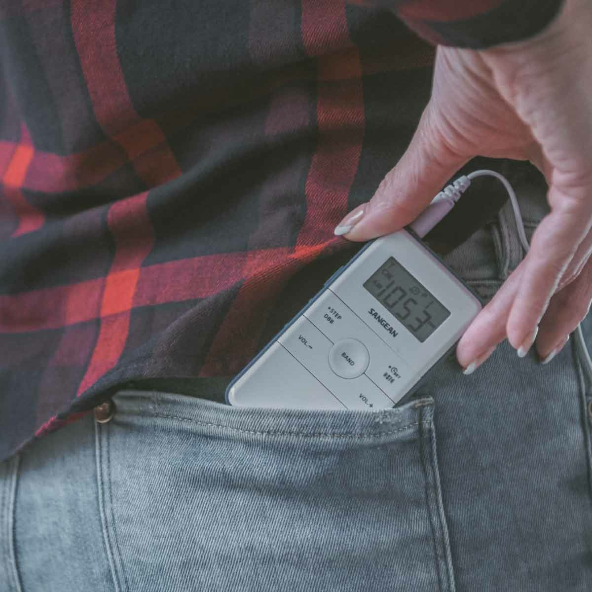 Sangean Dt-140 Blanco Radio De Bolsillo Fm Am Batería Recargable