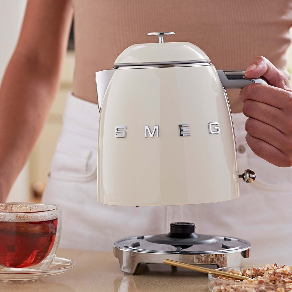 EAN 8017709302160 - Smeg KLF05CREU tetera eléctrica 0,8 L 1400 W Beige imagen 6