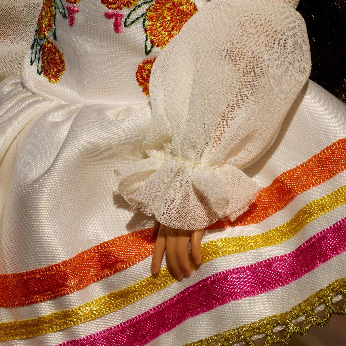 Muñeca Barbie Signature Dia De Muertos 2025 Con Vestido Color Crema Con Volantes Jbj05