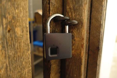 Cerradura De Huella Digital Schwaiger Con Grillete De Acero + Llave De Emergencia