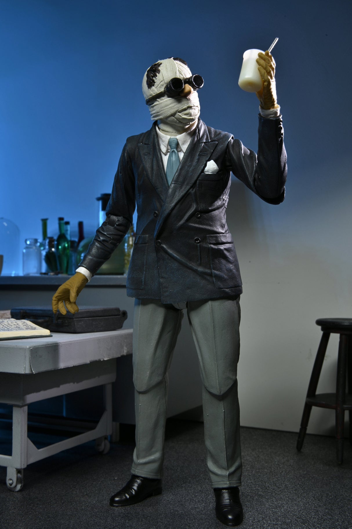 EAN 0634482048184 - NECA Ultimate Invisible Man imagen 16
