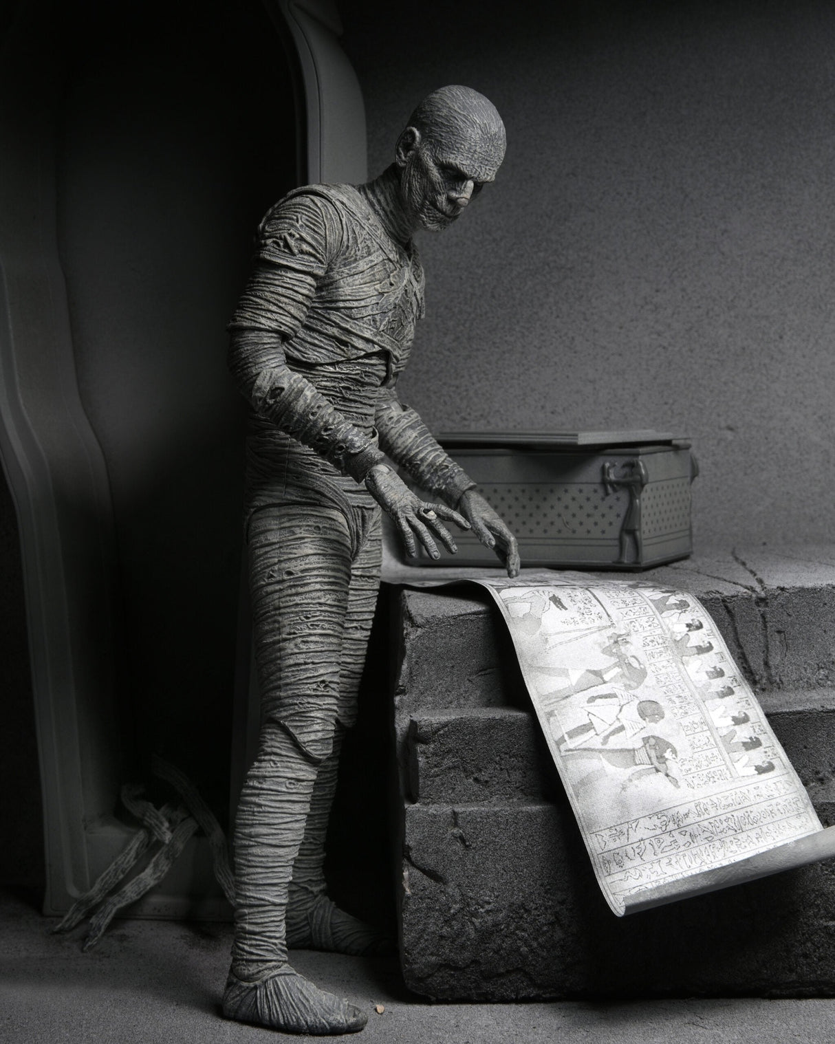 EAN 0634482048122 - NECA Ultimate Mummy (Black & White) imagen 12