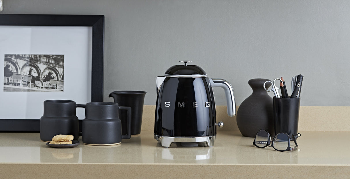 EAN 8017709302184 - Smeg KLF05BLEU tetera eléctrica 0,8 L 1400 W Negro imagen 14