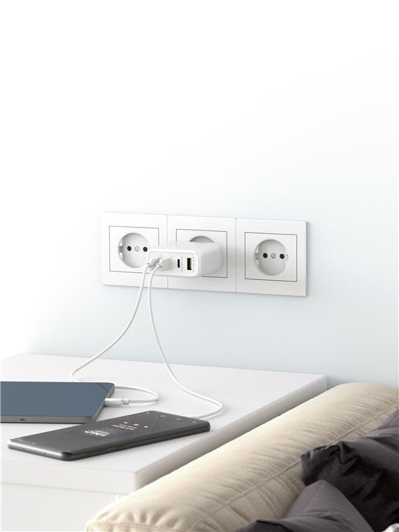 Cargador  68w Usb 4 Puert. 3 X Usb-C 1 X Usb-A Blanco Gan Pd Qc3.0 Salida Lateral Goobay