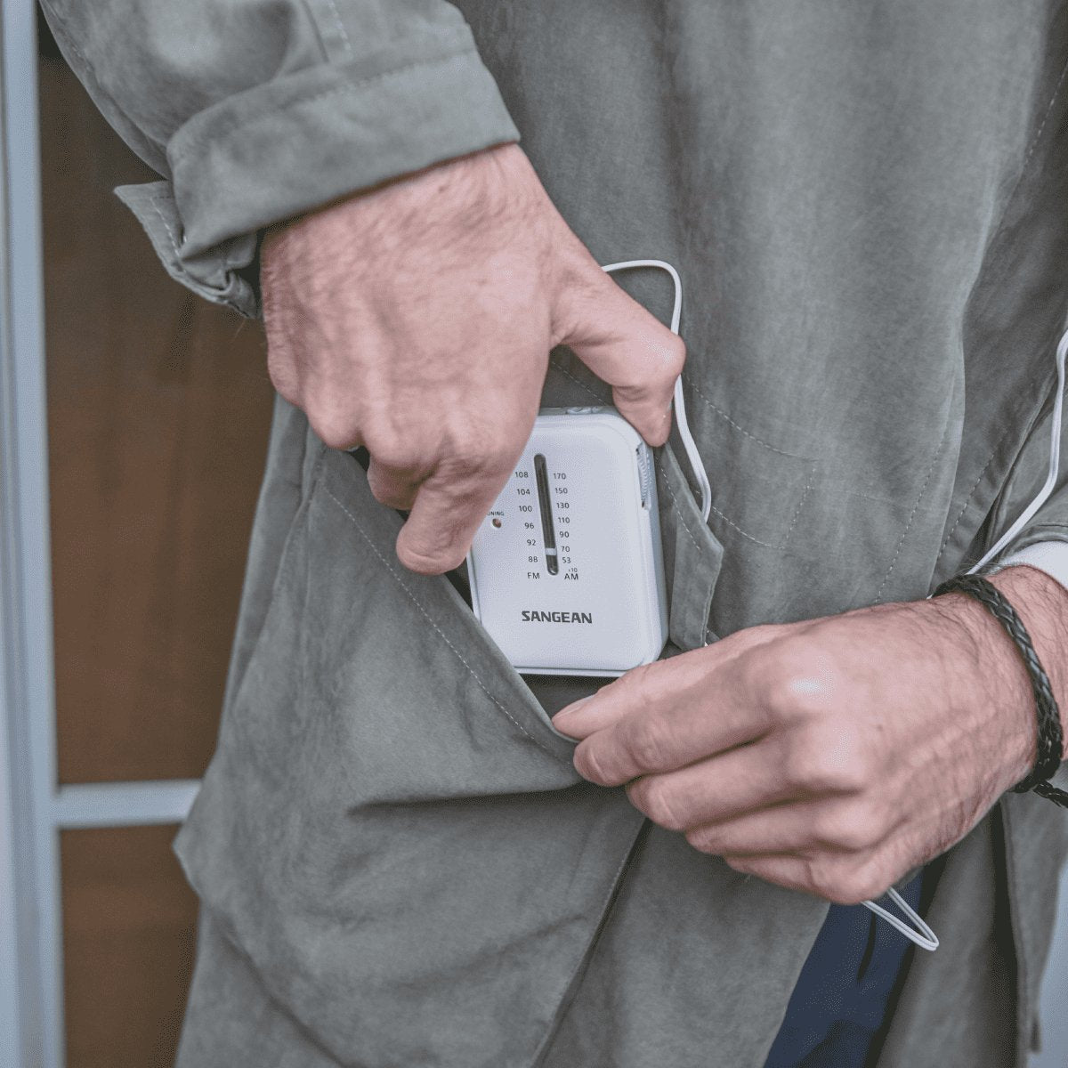 Sangean Sr-32 Blanco Radio De Bolsillo Fm/Am Altavoz Integrado Jack Y Correa