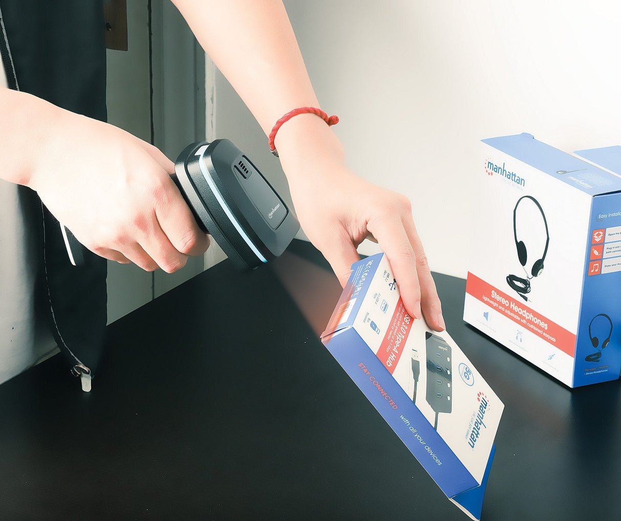 EAN 0766623154185 - Manhattan 154185 lector de código de barras Lector de códigos de barras portátil 1D/2D LED Negro imagen 8