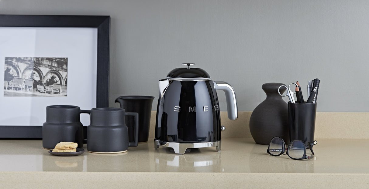 EAN 8017709302184 - Smeg KLF05BLEU tetera eléctrica 0,8 L 1400 W Negro imagen 15