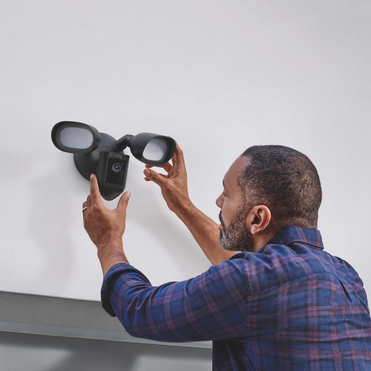 Ring Floodlight Cam Wired Pro Cámara De Vigilancia De Red Para Exteriores Resistente A Las Inclemencias Del Tiempo Color (Día Y Noche) 1920 X 1080 1080p Audio Inalámbrico Wi-Fi