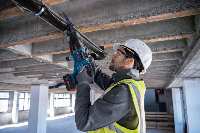 Sierra De Sable A Batería Bosch Professional Biturbo Gsa 18v-28 Professional Solo Azul/Negro, Sin Batería Ni Cargador 06016c0000