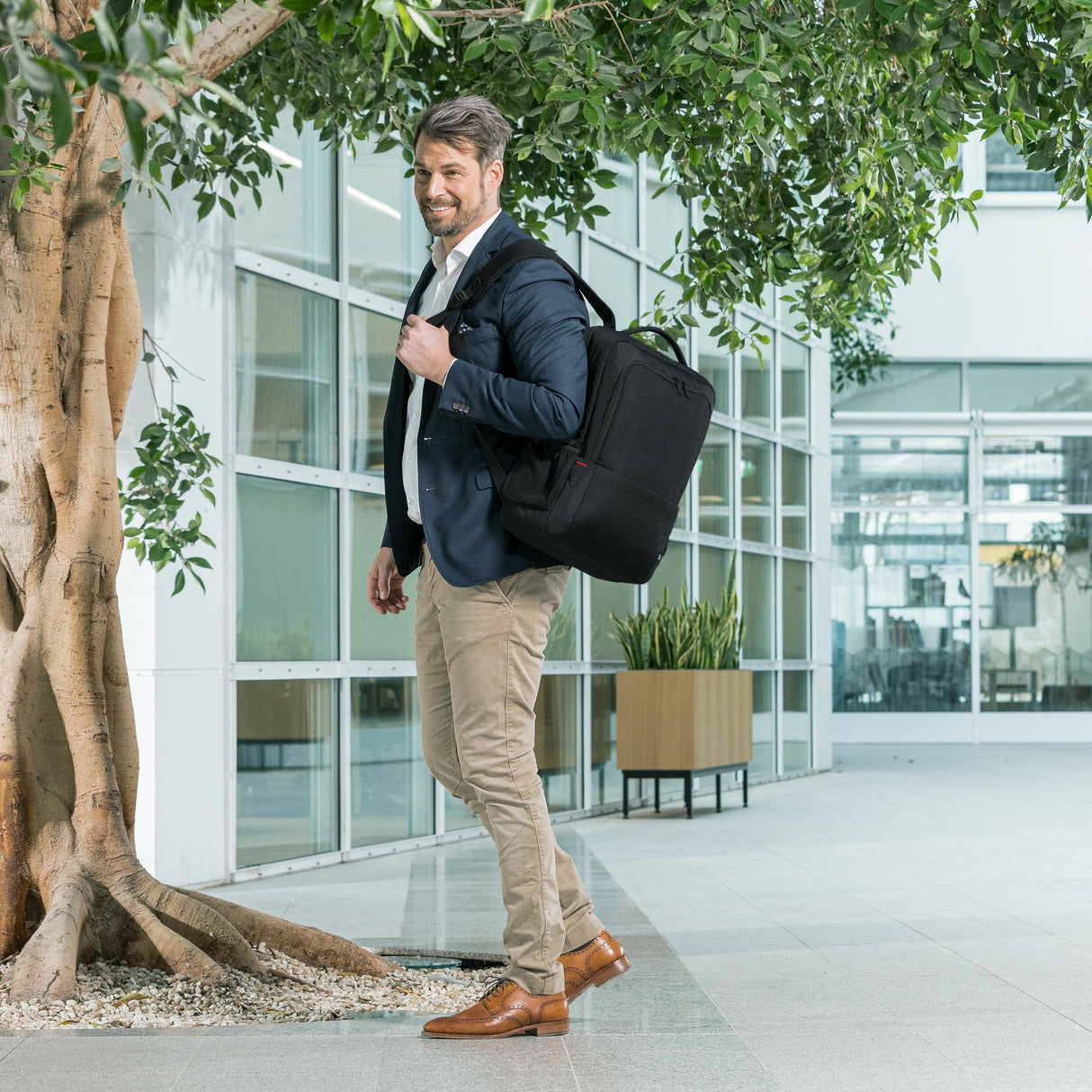 EAN 7640186419710 - DICOTA Eco Backpack Plus BASE 39,6 cm (15.6") Mochila Negro imagen 6