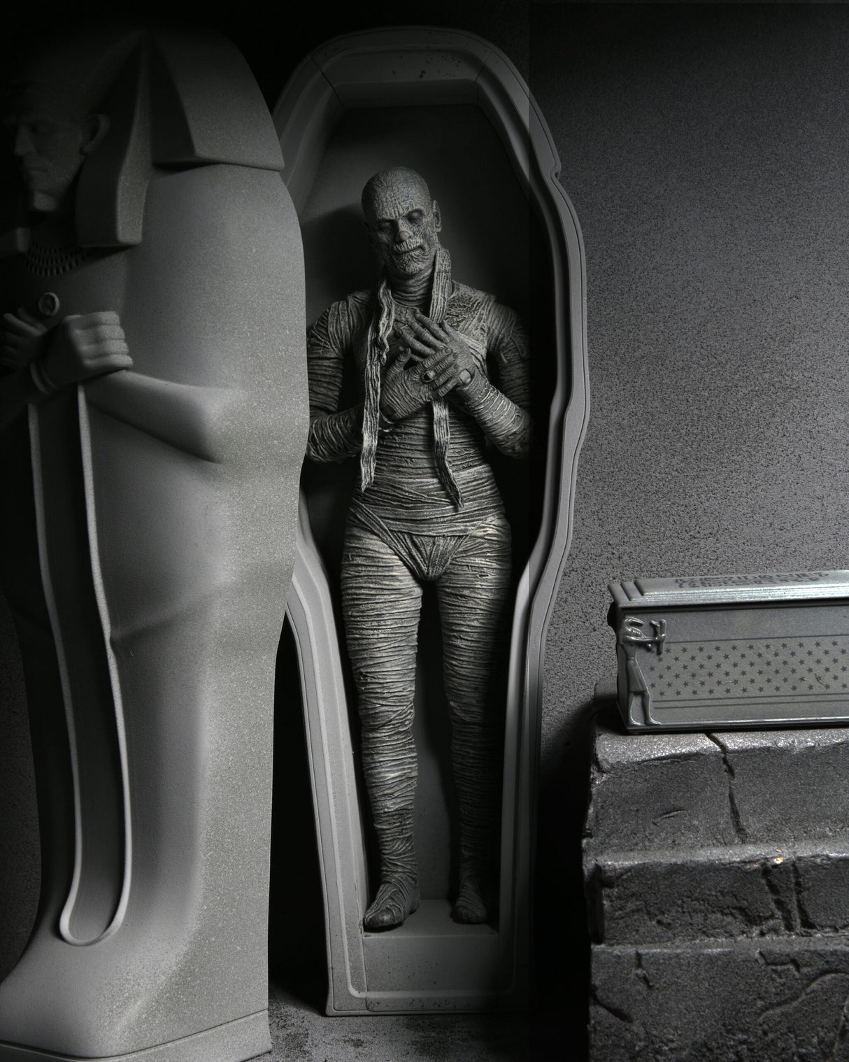 EAN 0634482048122 - NECA Ultimate Mummy (Black & White) imagen 3