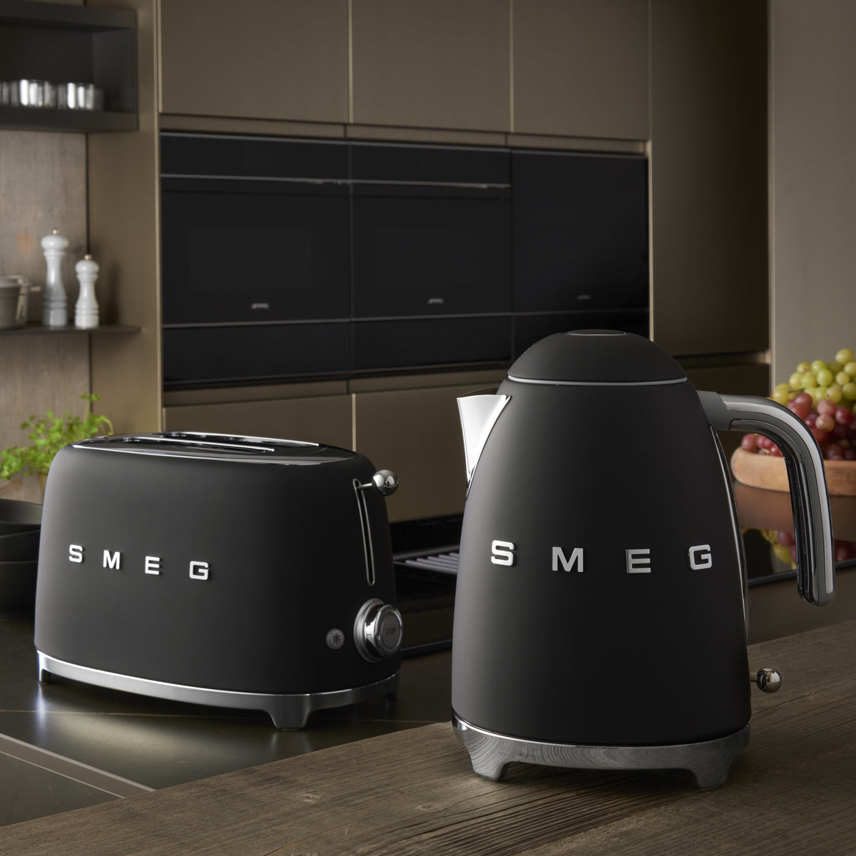 EAN 8017709290795 - Smeg KLF03BLMEU tetera eléctrica 1,7 L 2400 W Negro imagen 24