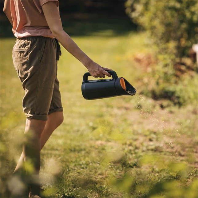 Fiskars 1057076 Streuer, Solid, Länge: 30 Cm, Negro/Orange