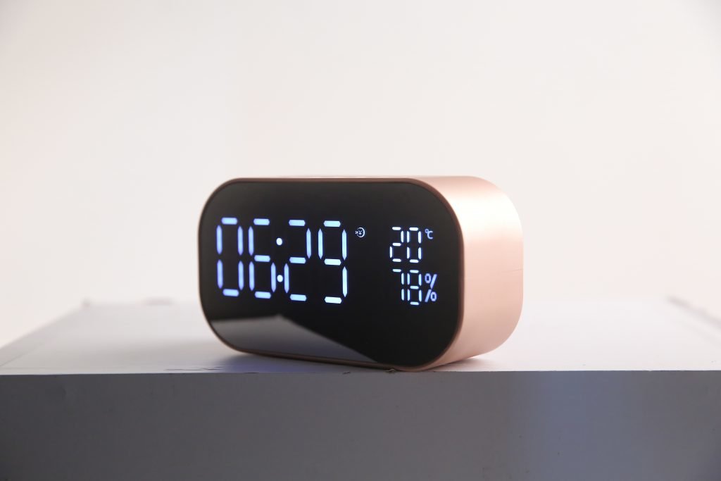 EAN 4905192532536 - Akai ABTS-S2GD radio Reloj Digital Rosa imagen 2