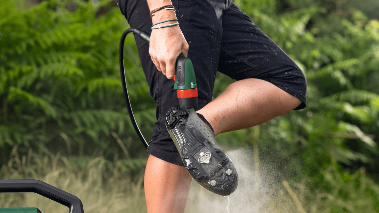 Bosch Hidrolimpiadora Móvil Para Bicicletas Fontus 18v-6 (Depósito De Agua De 6 L, 8 Niveles De Presión, Espacio Para Guardar La Manguera Y La Pistola, Incluye 1 Batería De 2,0 Ah 18v Y Cargador) 06008b6201