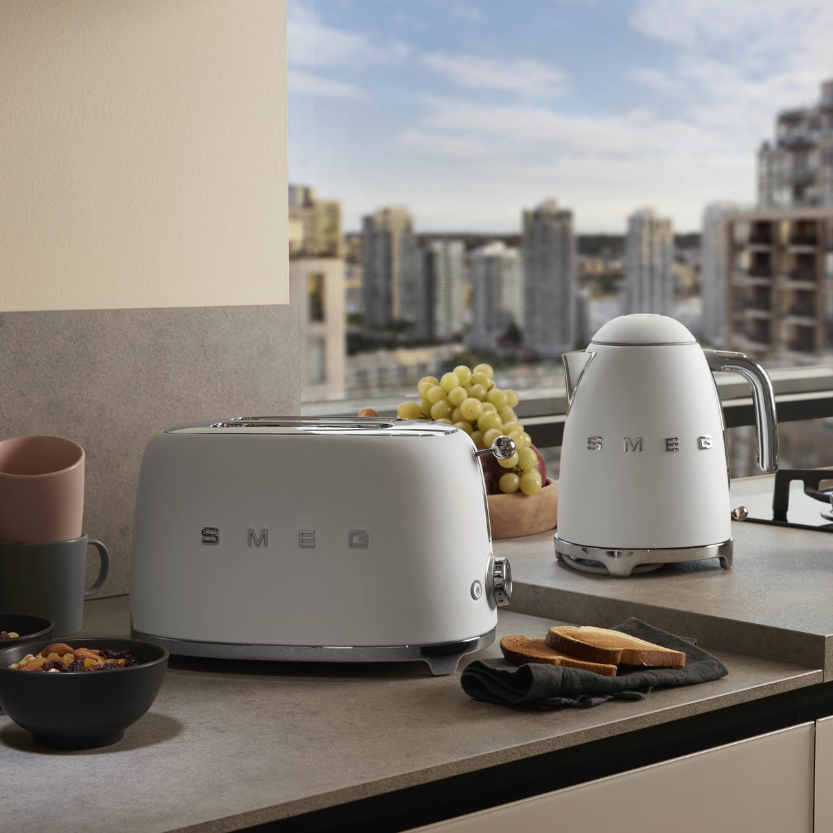 EAN 8017709290719 - Smeg KLF03WHMEU tetera eléctrica 1,7 L 2400 W Blanco imagen 15