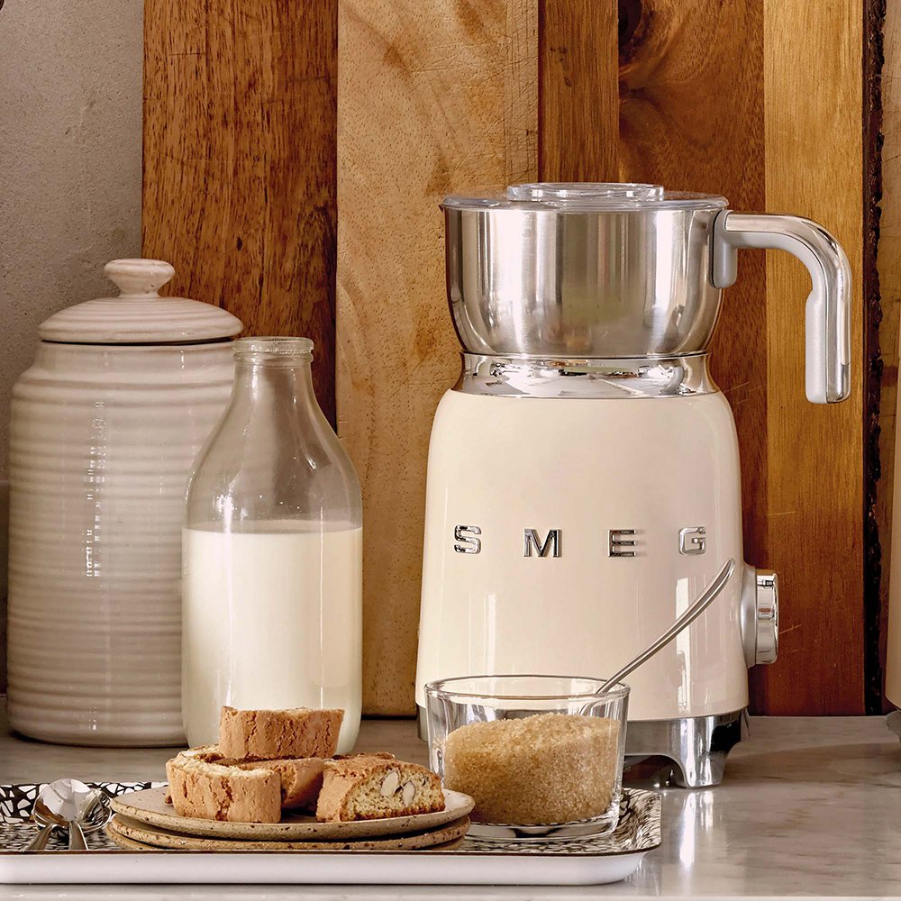 EAN 8017709316075 - Smeg MFF11CREU espumador o calentador de leche Automático Crema de color imagen 6