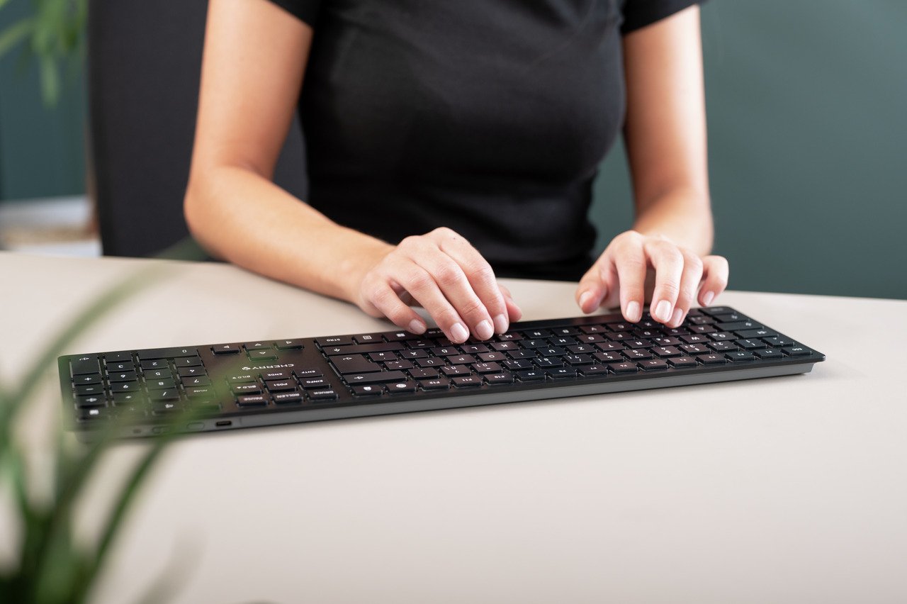 Teclado Inglés Cherry Kw 9100 Slim Rf Wireless + Bluetooth Qwerty Negro