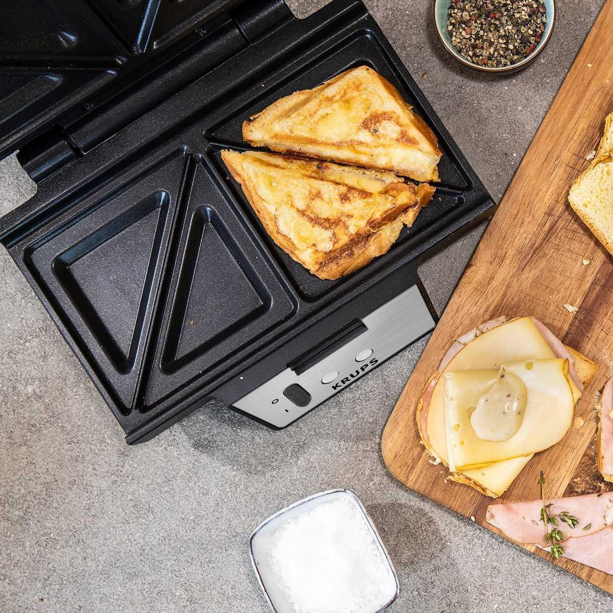 EAN 3045380023857 - Krups FDK453 sandwichera 930 W Negro, Acero inoxidable imagen 3