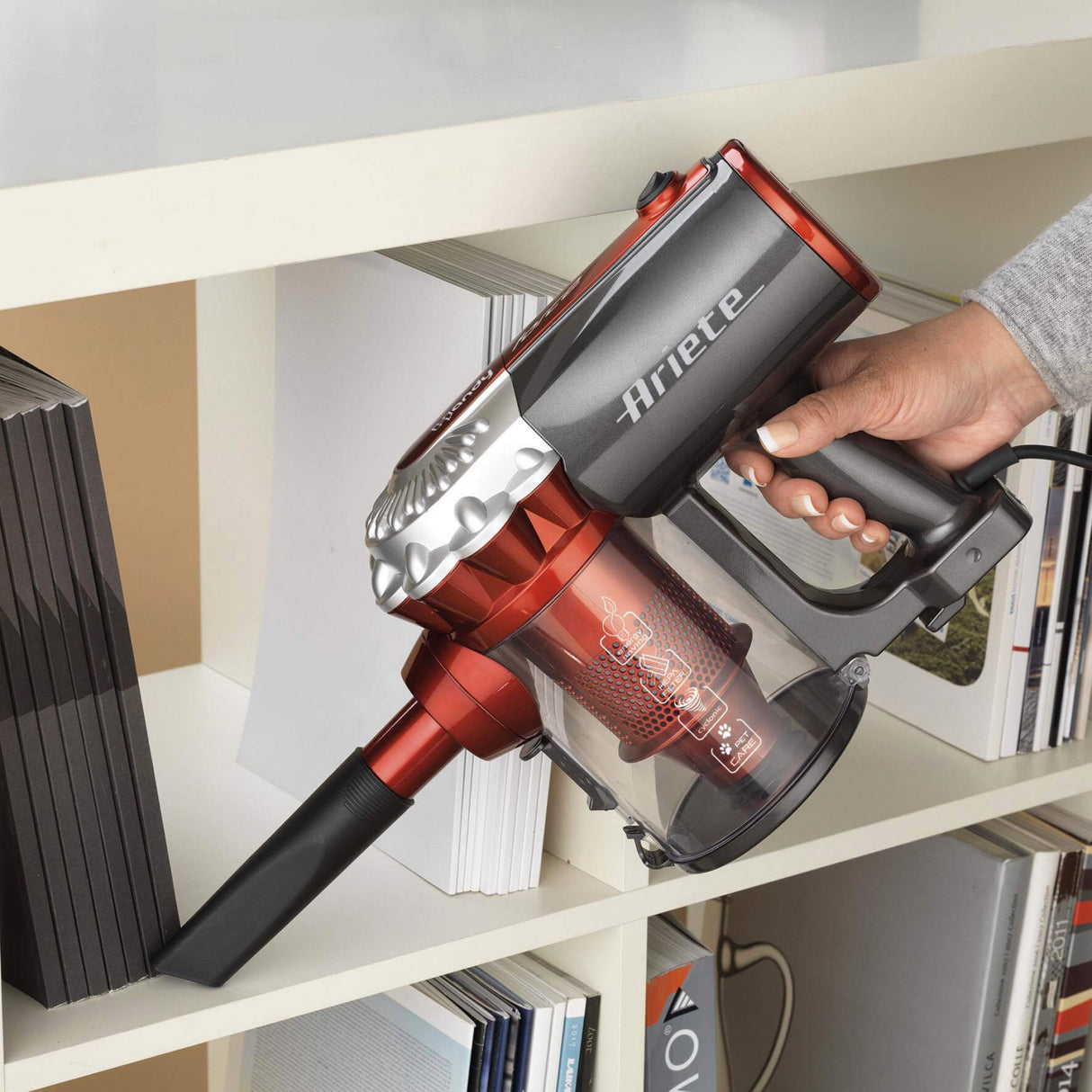 EAN 8003705116948 - Ariete 2761/10 Aspiradora escoba 2 en 1 Corriente alterna Secar HEPA Sin bolsa 1 L 600 W Rojo imagen 3