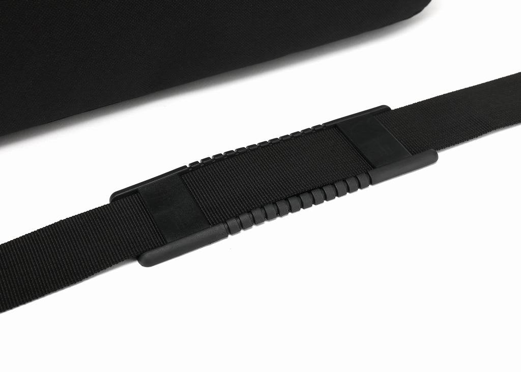 Coolbox Maletin Portatil 15.6" Negro Con Asa Y Correa, Impermeable