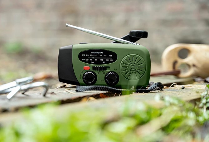 Radio Thomson Con Linterna De Emergencia Verde Y Negra Rt260