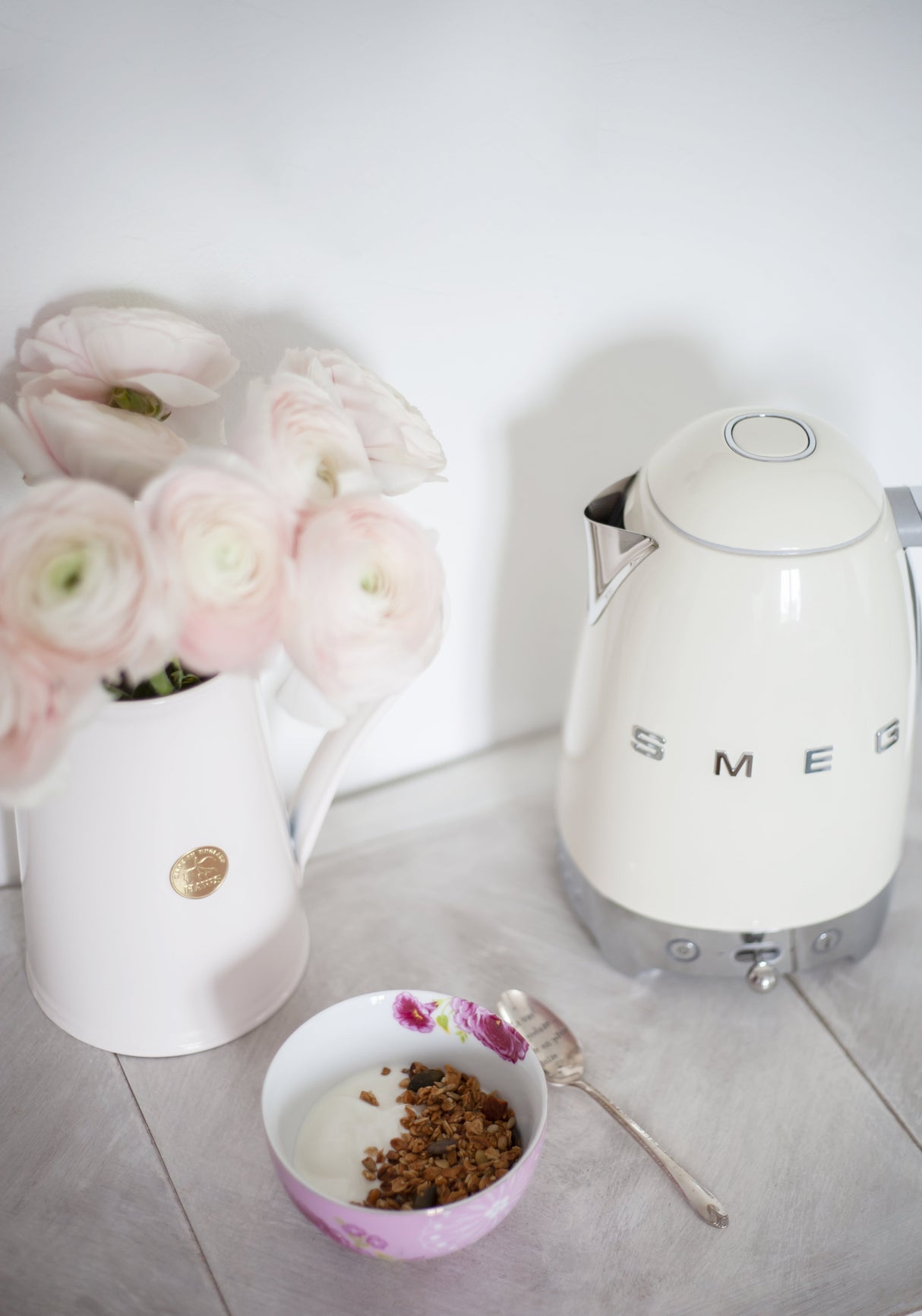 EAN 8017709231378 - Smeg KLF04CREU tetera eléctrica 1,7 L 2400 W Crema de color imagen 22