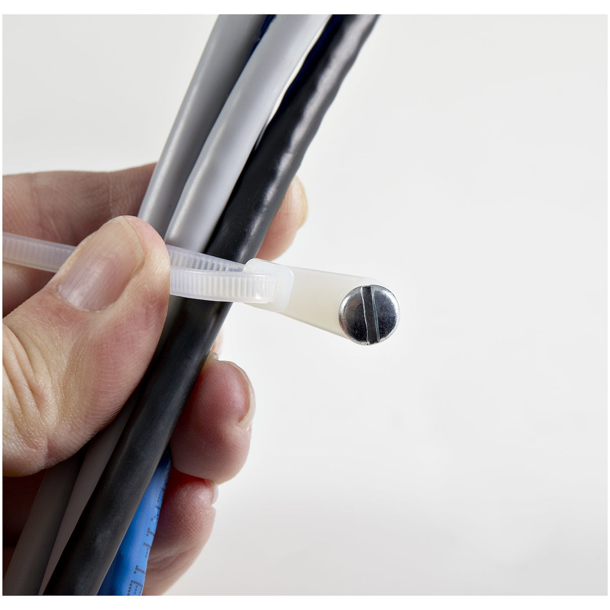 EAN 0065030890588 - StarTech.com CBMZTS10N6 presilla Brida reutilizable Nylon, Plástico Blanco 100 pieza(s) imagen 3