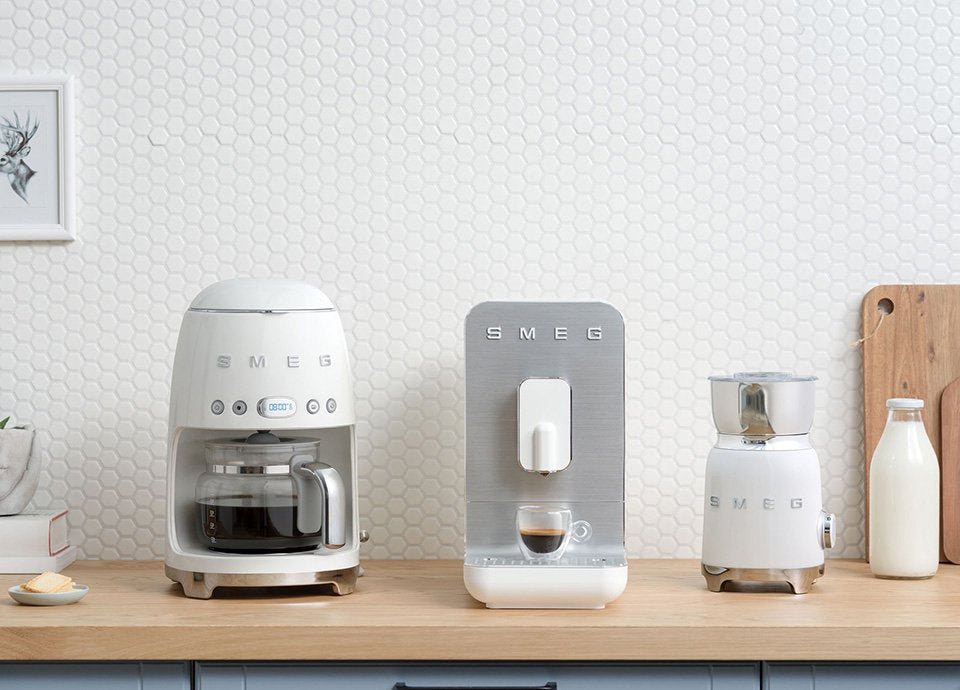 EAN 8017709280550 - Smeg DCF02WHEU cafetera eléctrica Totalmente automática Cafetera de filtro 1,4 L imagen 7