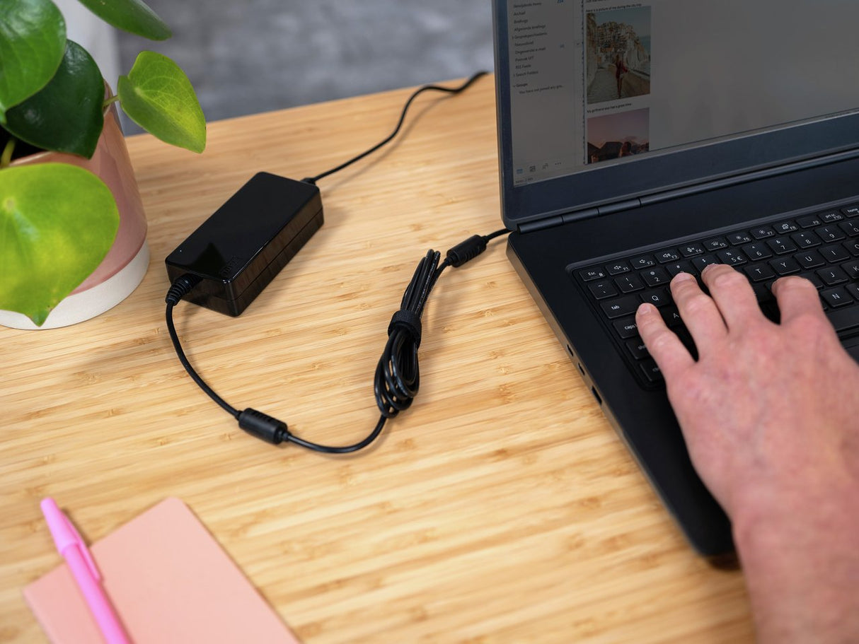 Cargador De Portátil Universal Trust Primo 22142 90w Automático 6 Conectores Voltaje 18-20v