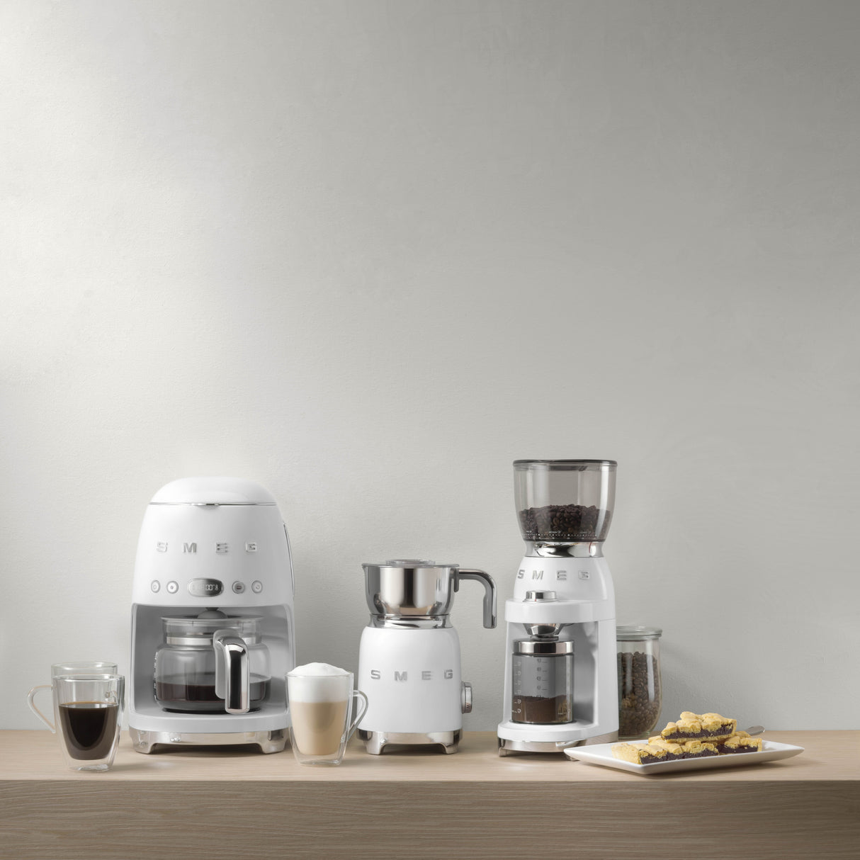 EAN 8017709280550 - Smeg DCF02WHEU cafetera eléctrica Totalmente automática Cafetera de filtro 1,4 L imagen 11